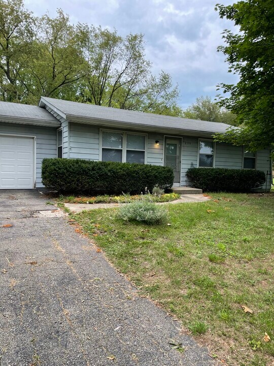 8599 E H Ave in Kalamazoo, MI - Building Photo