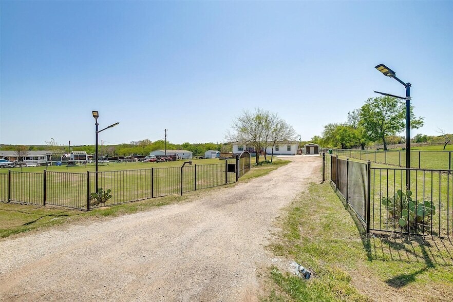 338 Victory Ln in Springtown, TX - Building Photo