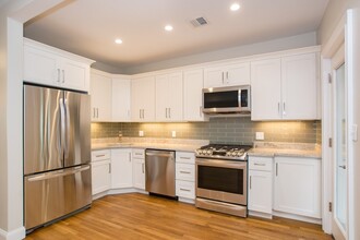 283 Chelsea St, Unit #1 in Boston, MA - Building Photo - Building Photo