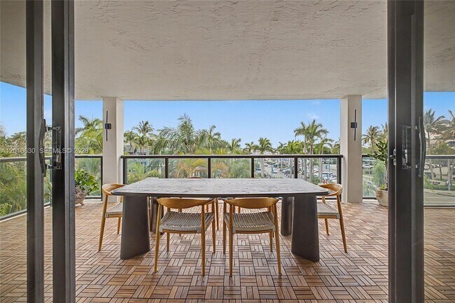 2575 S Bayshore Dr in Miami, FL - Building Photo - Building Photo