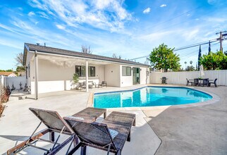 19138 Bassett St in Los Angeles, CA - Building Photo - Building Photo