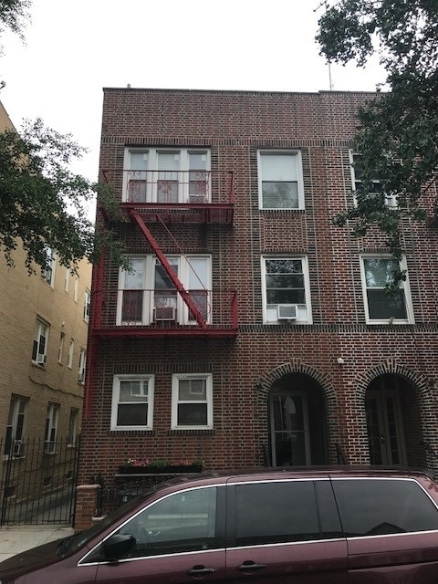 48-41 45th St in Woodside, NY - Foto de edificio