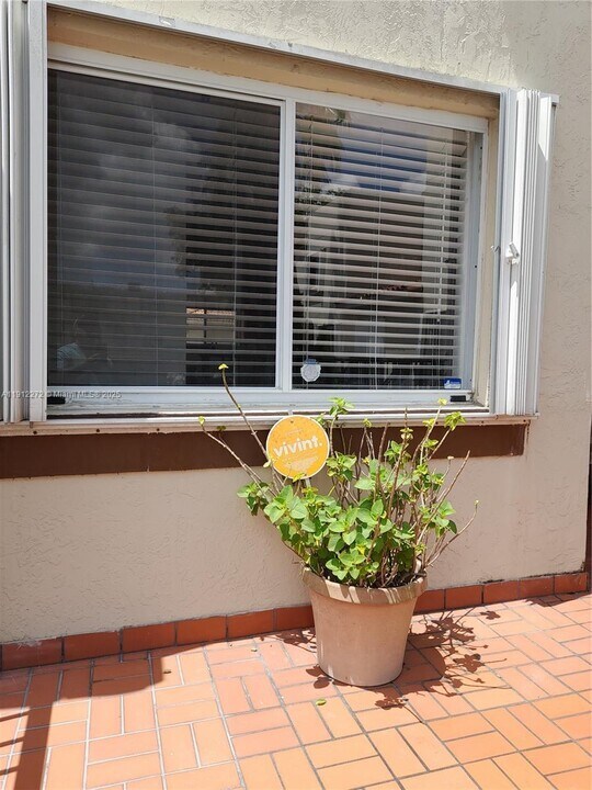 551 NW 82nd Ave in Miami, FL - Building Photo