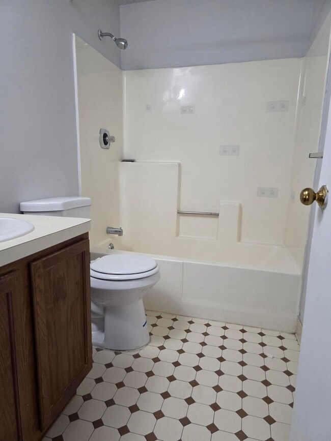 73 Oakridge Dr in West Seneca, NY - Building Photo - Building Photo