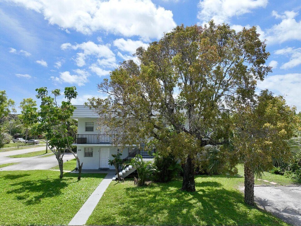 906 Foresteria Dr in Lake Park, FL - Building Photo