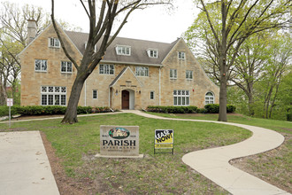 Parish Apartments in Iowa City, IA - Foto de edificio - Building Photo