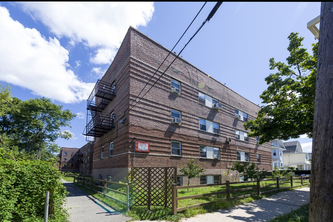 8621 112th St in Richmond Hill, NY - Foto de edificio