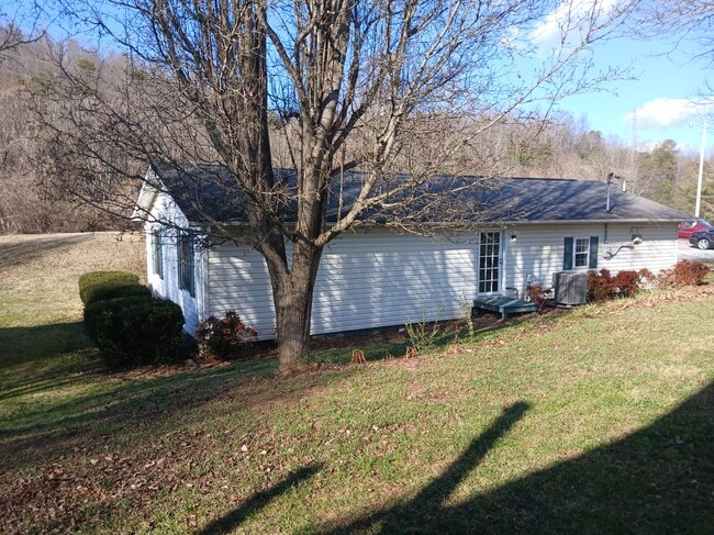 831 Clairmont Rd in Johnson City, TN - Foto de edificio - Building Photo