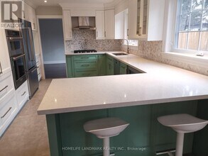 1464 Oakhill Dr in Oakville, ON - Building Photo - Building Photo