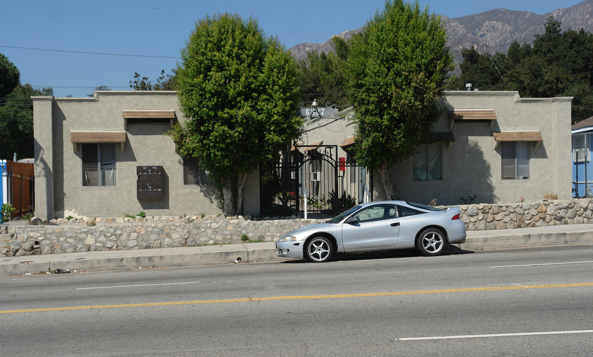 6827 Foothill Blvd in Tujunga, CA - Building Photo