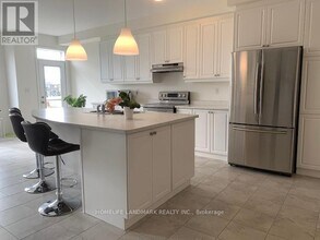 36 Celano Dr in Hamilton, ON - Building Photo - Building Photo