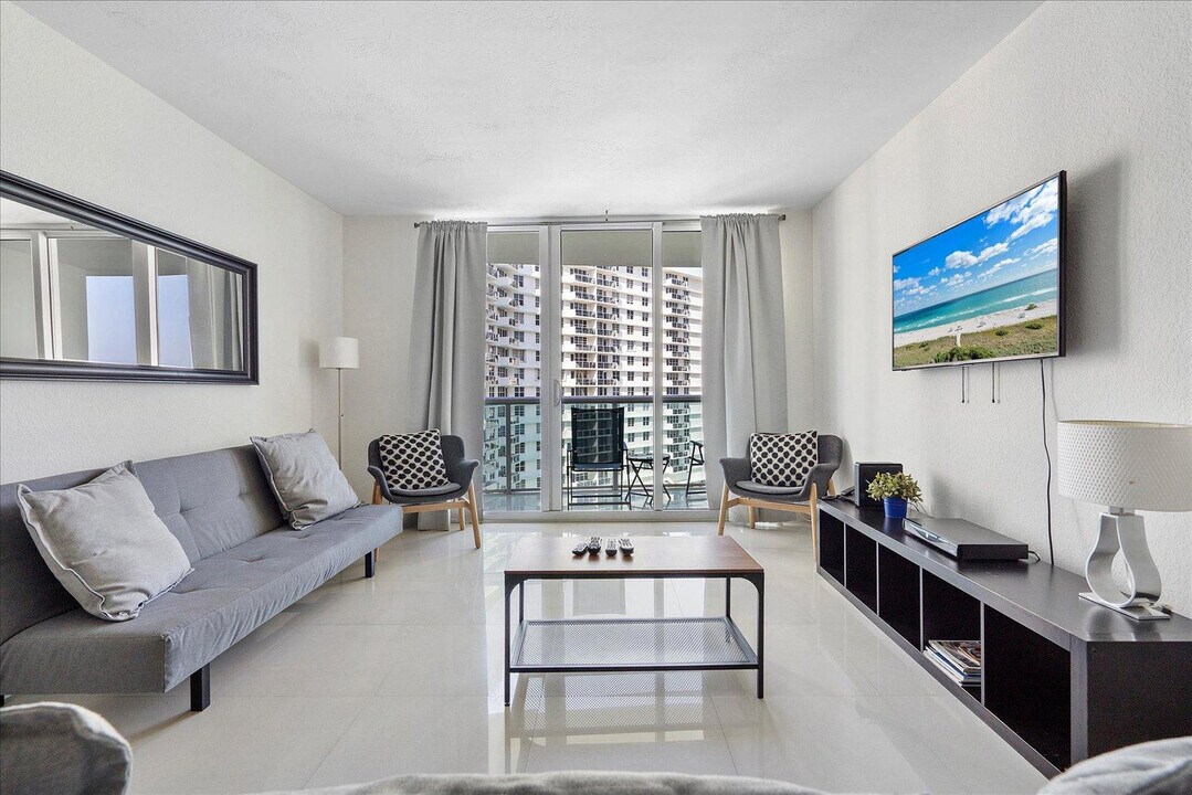 3801 S Ocean Dr in Hollywood, FL - Building Photo