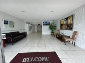 1460 NE 169th St, Unit 110 in North Miami Beach, FL - Building Photo - Building Photo