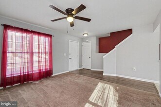 54 Woodmyre Ln in Enola, PA - Foto de edificio - Building Photo