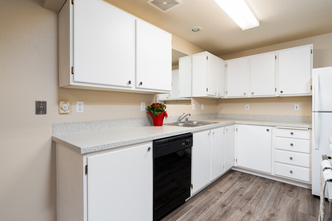 Cherry Bluffs & Cherry Ridge Apartments in Spokane, WA - Building Photo - Interior Photo