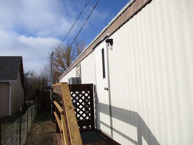 1490-1490 1/2 Thomas Rd in Medford, OR - Building Photo - Building Photo