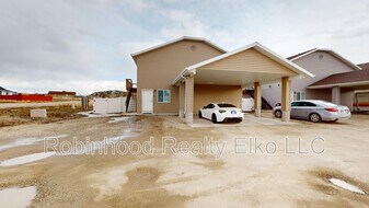 279 Country Club Pkwy in Spring Creek, NV - Building Photo