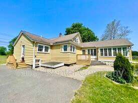 110 East St in Hadley, MA - Building Photo