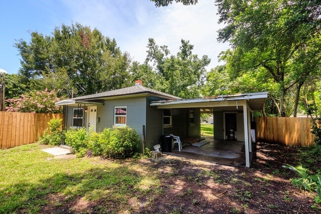 property at 911 W Lake Brantley Rd