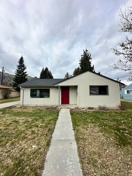 920 S Howard St in Wenatchee, WA - Building Photo