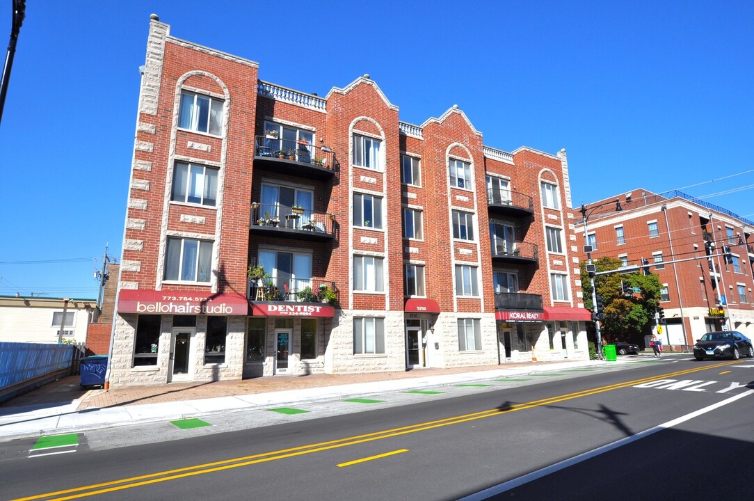 5250 N Lincoln Ave in Chicago, IL - Foto de edificio