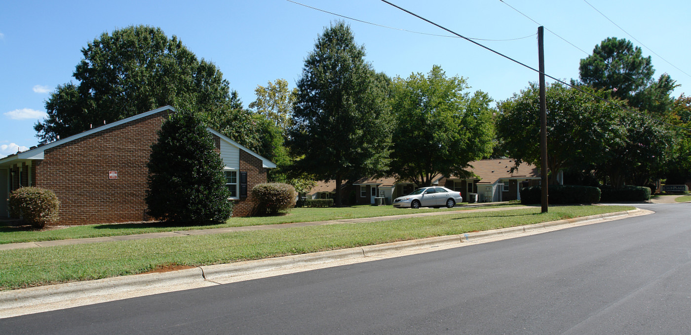 Club Plaza Apartments in Raleigh, NC - Building Photo