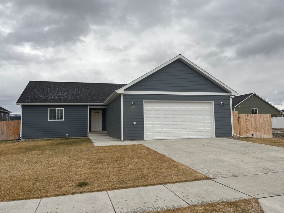 700 Pierre St in Belgrade, MT - Building Photo