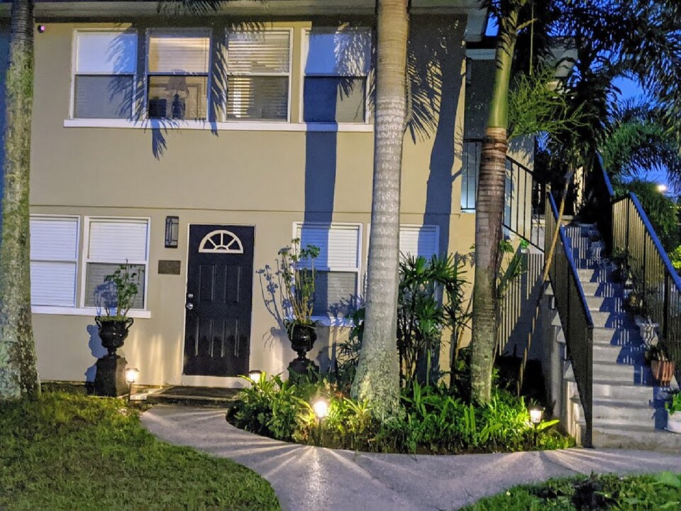 496 28th Ave N, Unit 1 in St. Petersburg, FL - Foto de edificio