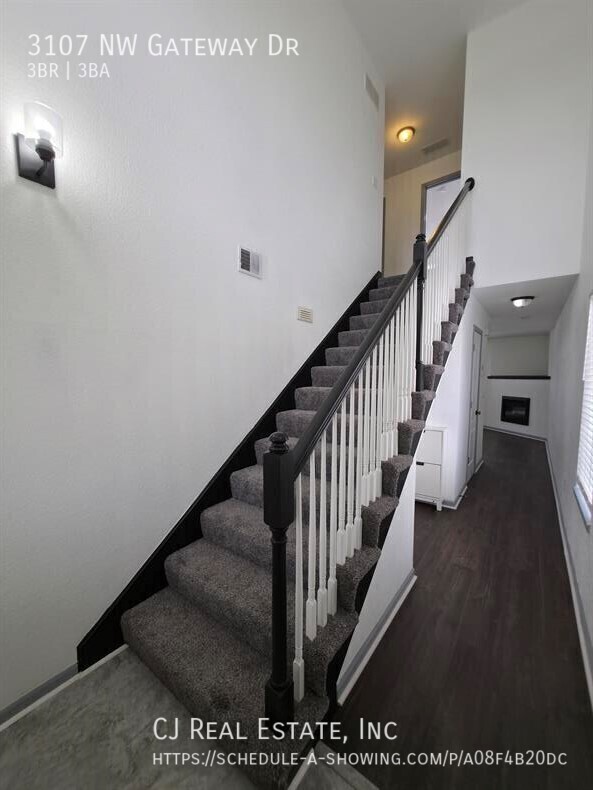 3107 NW Gateway Dr in Blue Springs, MO - Building Photo - Building Photo