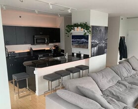 8 E Randolph St, Unit 2408 in Chicago, IL - Building Photo - Building Photo