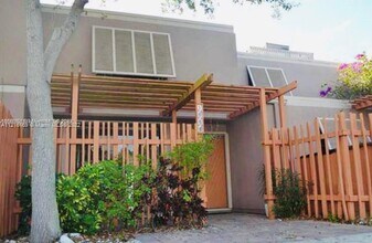 1666 NW 113th Way in Pembroke Pines, FL - Building Photo - Building Photo