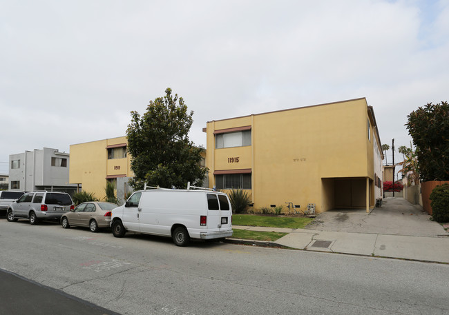 11915-11919 Courtleigh Dr in Los Angeles, CA - Building Photo - Building Photo