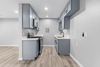 2300 E Commonwealth Ave in Fullerton, CA - Building Photo - Building Photo