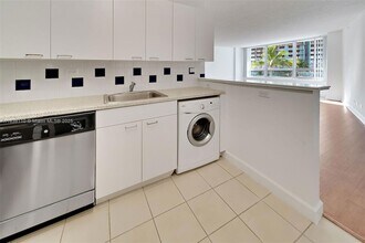 1500 Bay Rd, Unit S-0552 in Miami Beach, FL - Building Photo - Building Photo