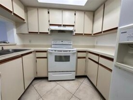 5200 NW 31st Ave, Unit 77 in Fort Lauderdale, FL - Building Photo - Building Photo