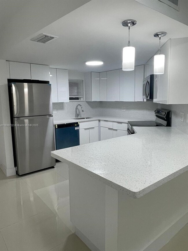 8225 Lake Dr in Doral, FL - Building Photo - Building Photo