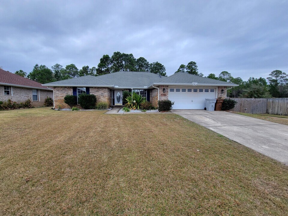 9780 Parker Lake Cir in Navarre, FL - Building Photo