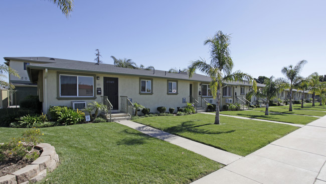 Twin Oaks Villas in Chula Vista, CA - Building Photo - Building Photo