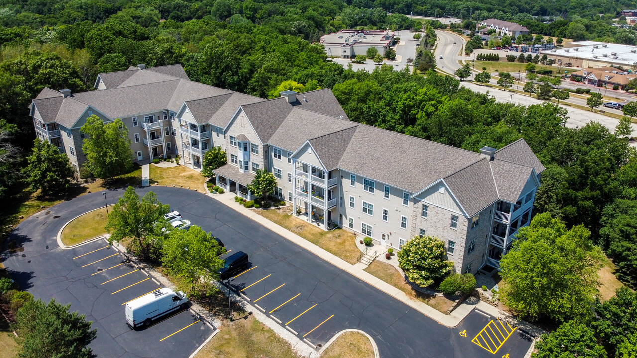 Hillside Woods Senior Apartments I & II in Delafield, WI - Foto de edificio