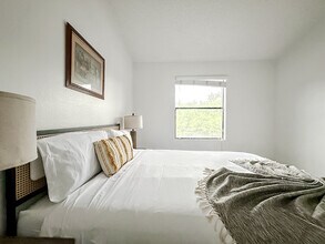 1071 Clayton Ln in Austin, TX - Foto de edificio - Building Photo