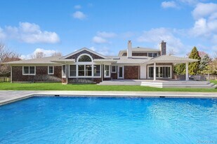 8 Niamogue Ln in Quogue, NY - Building Photo