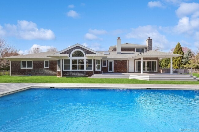 property at 8 Niamogue Ln