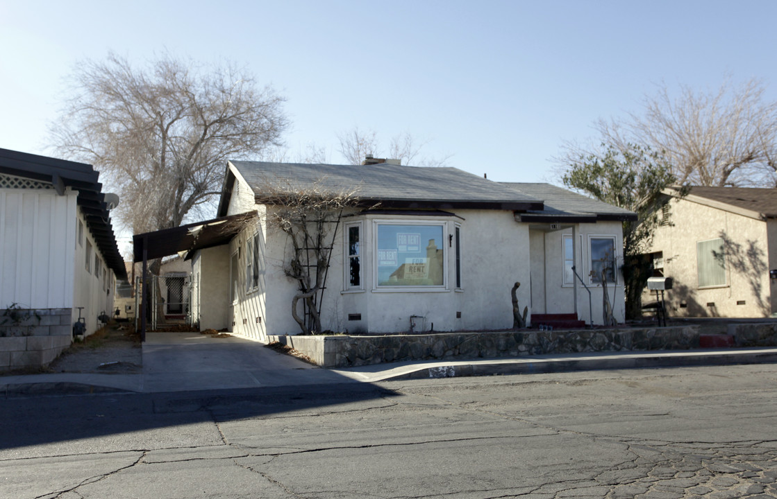 116 E Fredericks St in Barstow, CA - Foto de edificio