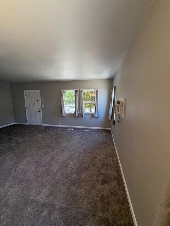 8132 Tapia Via Dr in Rancho Cucamonga, CA - Foto de edificio