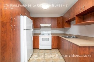 176 Bd de la Cité-des-Jeunes in Gatineau, QC - Building Photo