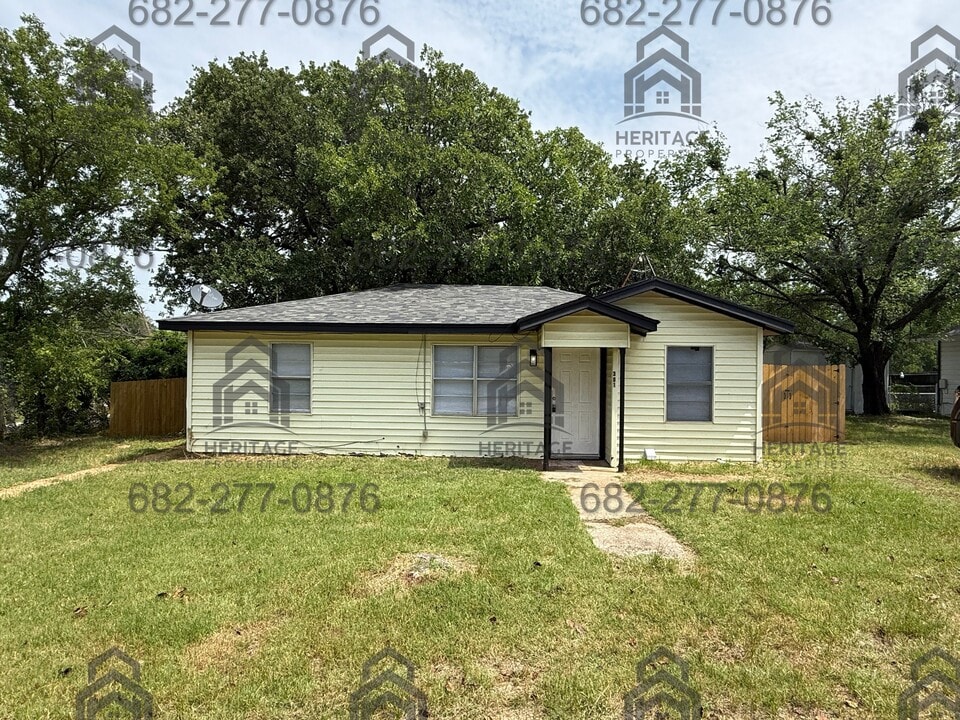 301 Gose-Lee Ln in Alvord, TX - Building Photo