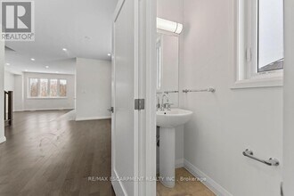 207 Alessio Dr in Hamilton, ON - Building Photo - Building Photo