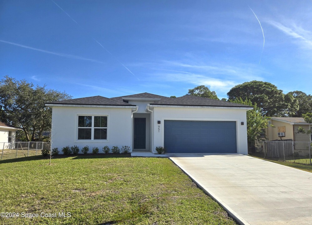 951 La Belle Ave SW in Palm Bay, FL - Building Photo