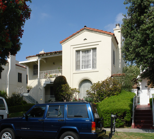 141 N Clark Dr in Beverly Hills, CA - Building Photo - Building Photo