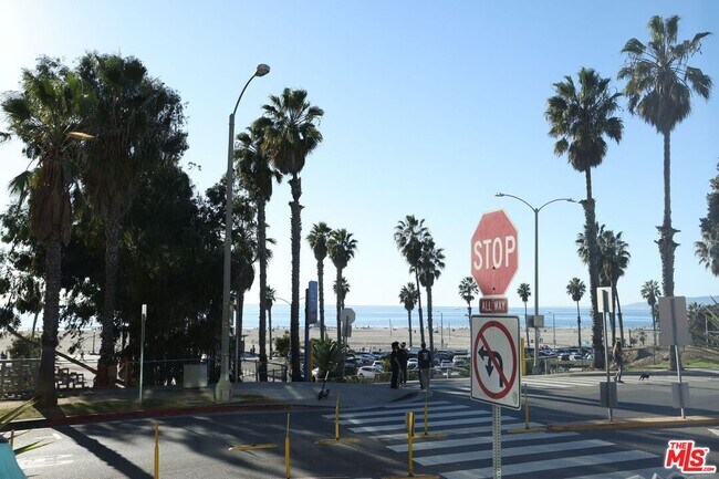 2101 Ocean Ave in Santa Monica, CA - Building Photo - Building Photo
